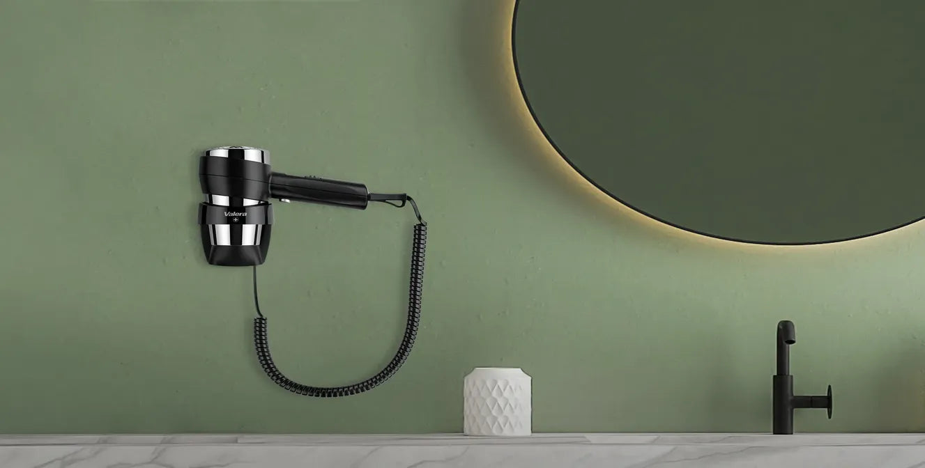 Zwarte Valera Action 1600 Plus haardroger aan de wand gemonteerd in een moderne badkamer