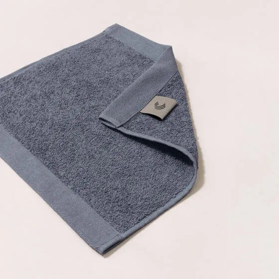 Duurzame blauwgrijs Luna gezichtsdoek (4 stuks) van 67% gerecycled katoen en 33% polyester, 500 g/m², hoge kwaliteit, zacht, absorberend en sneldrogend.