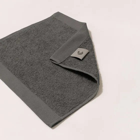 Duurzame ijzergrijs Luna gezichtsdoek (4 stuks) van 67% gerecycled katoen en 33% polyester, 500 g/m², hoge kwaliteit, zacht, absorberend en sneldrogend.