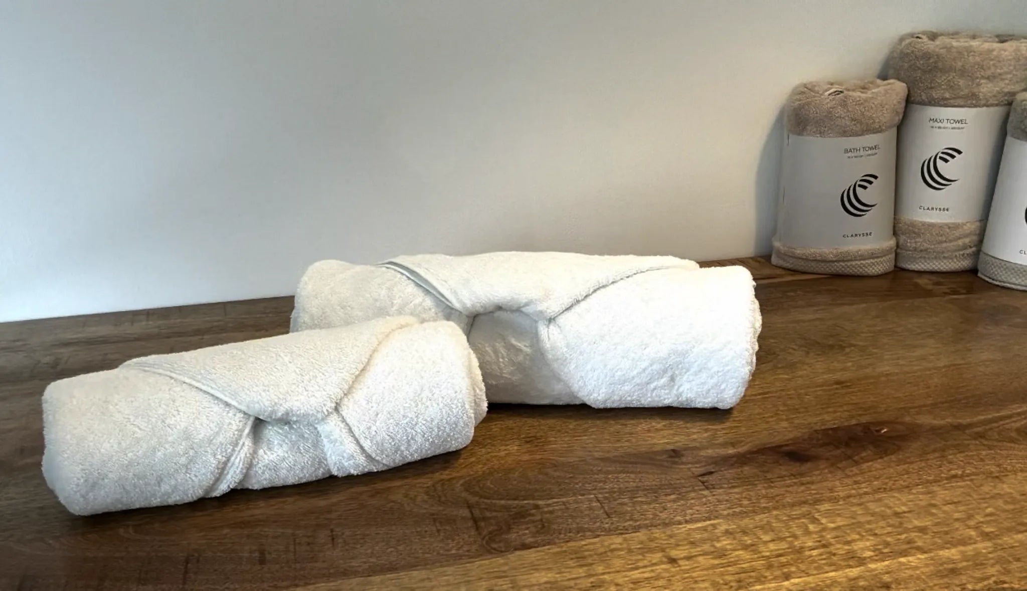 luxe handdoeken gevouwen in boutique hotelstijl op een houten oppervlak