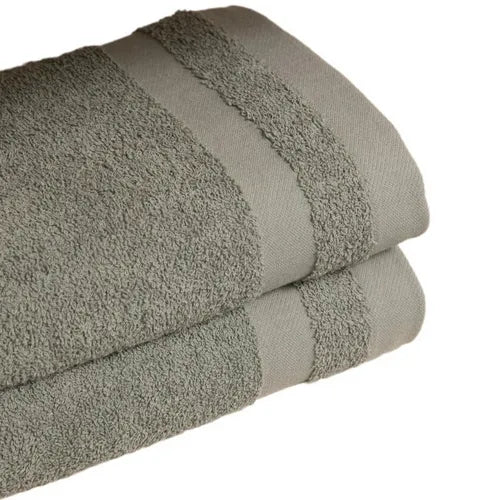 Set van twee opgevouwen grijze luxe handdoeken op een witte achtergrond.