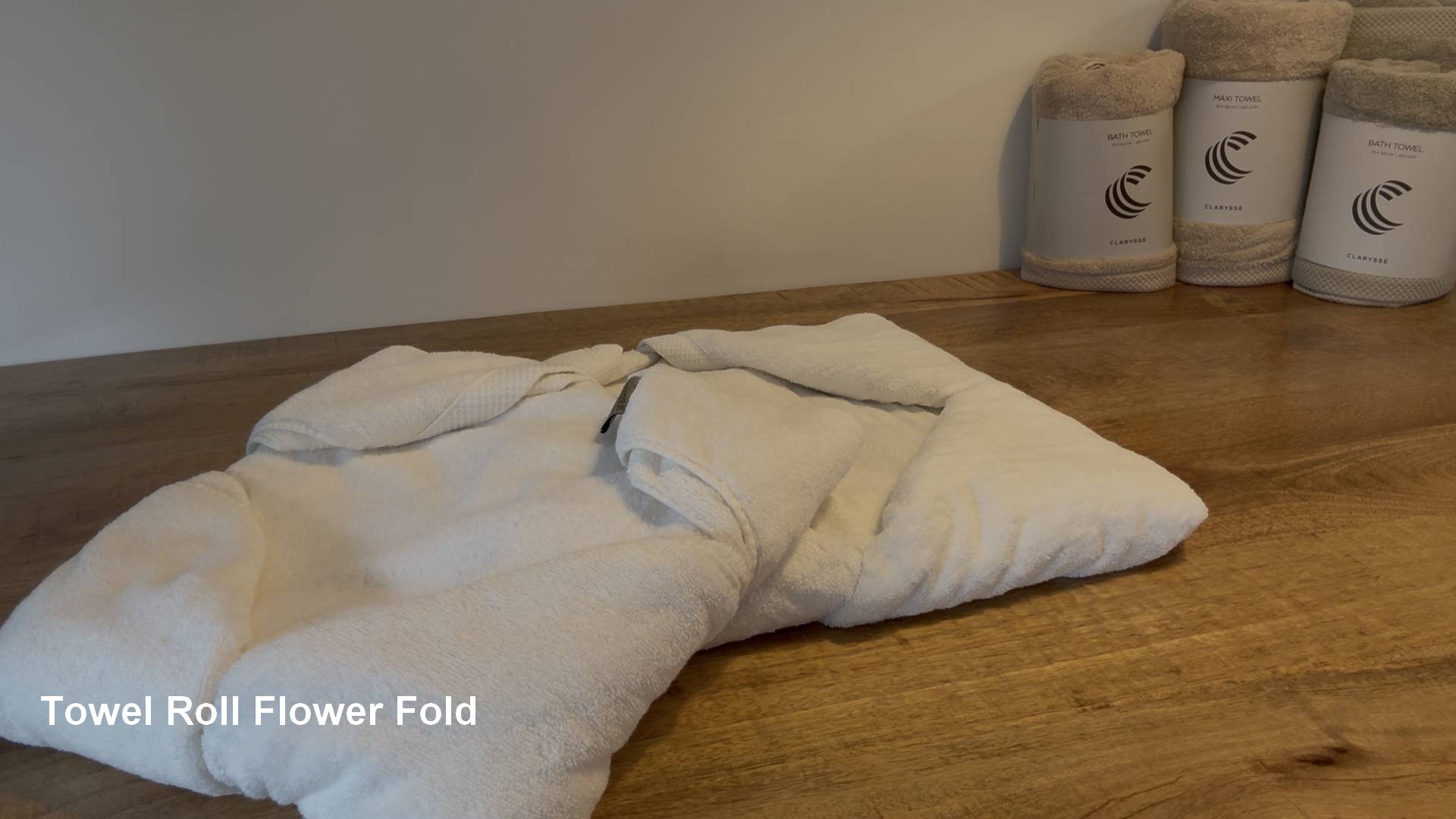 voorbeeld van handdoeken vouwen volgens de flower fold techniek