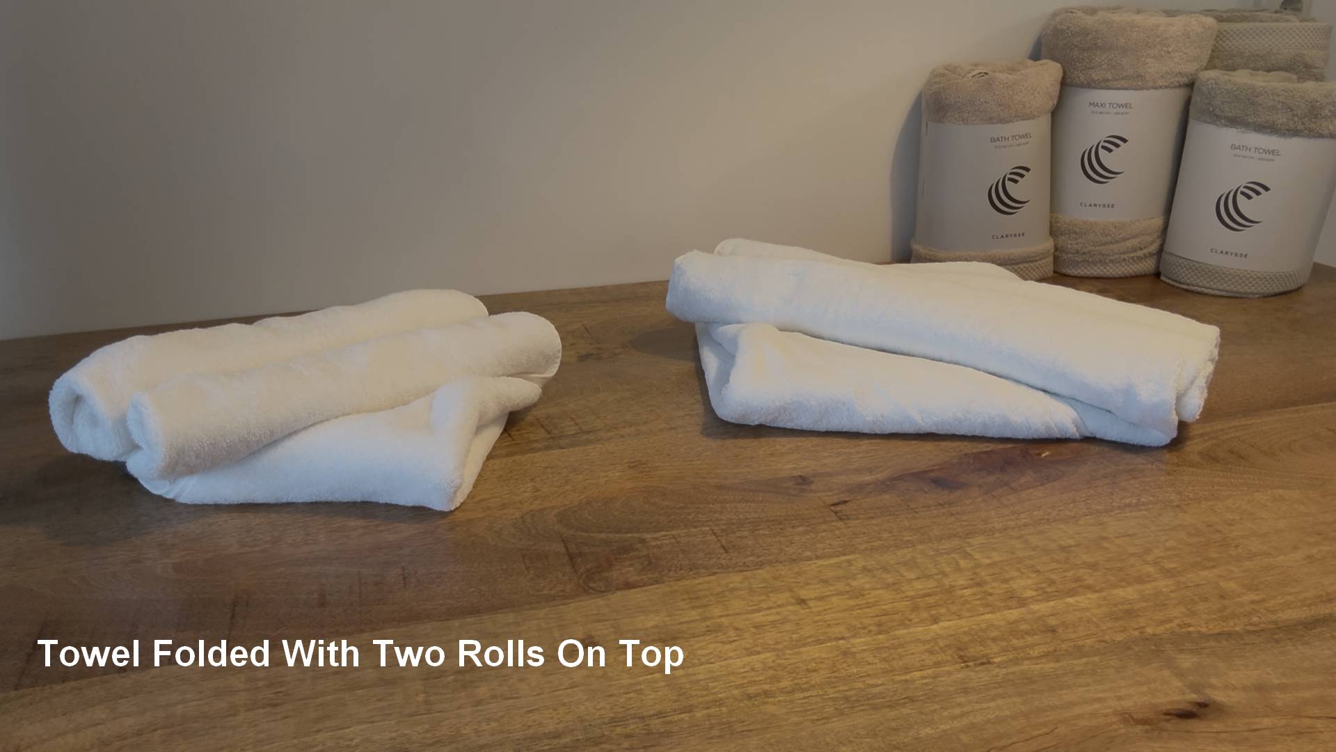 combinatie van opgevouwen handdoeken met twee rollen bovenop