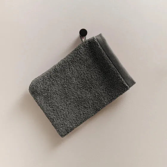 Duurzame ijzergrijs Luna washandje (4 stuks) van 67% gerecycled katoen en 33% polyester, 500 g/m², hoge kwaliteit, zacht, absorberend en sneldrogend.